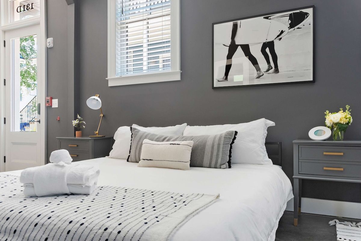 Private Modern Studio - Blocks from King!