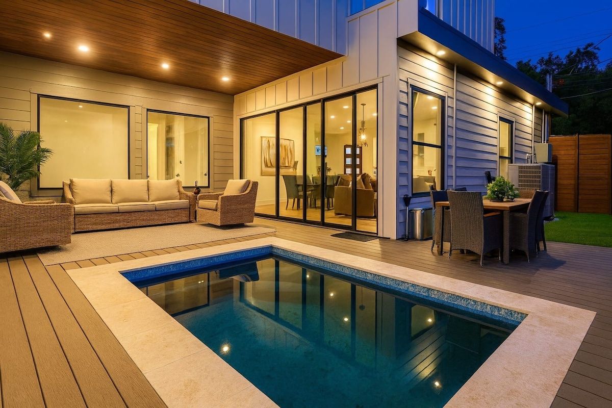 5BR Downtown Luxury Oasis: Pool, Spa & Rooftop Bar